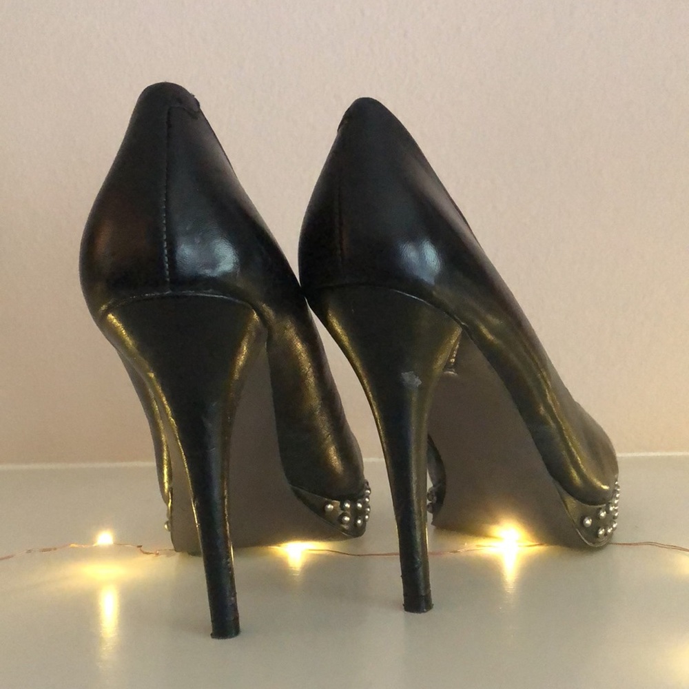 Steve Madden black 4 in pump with riveting detail. - Picture 4 of 9
